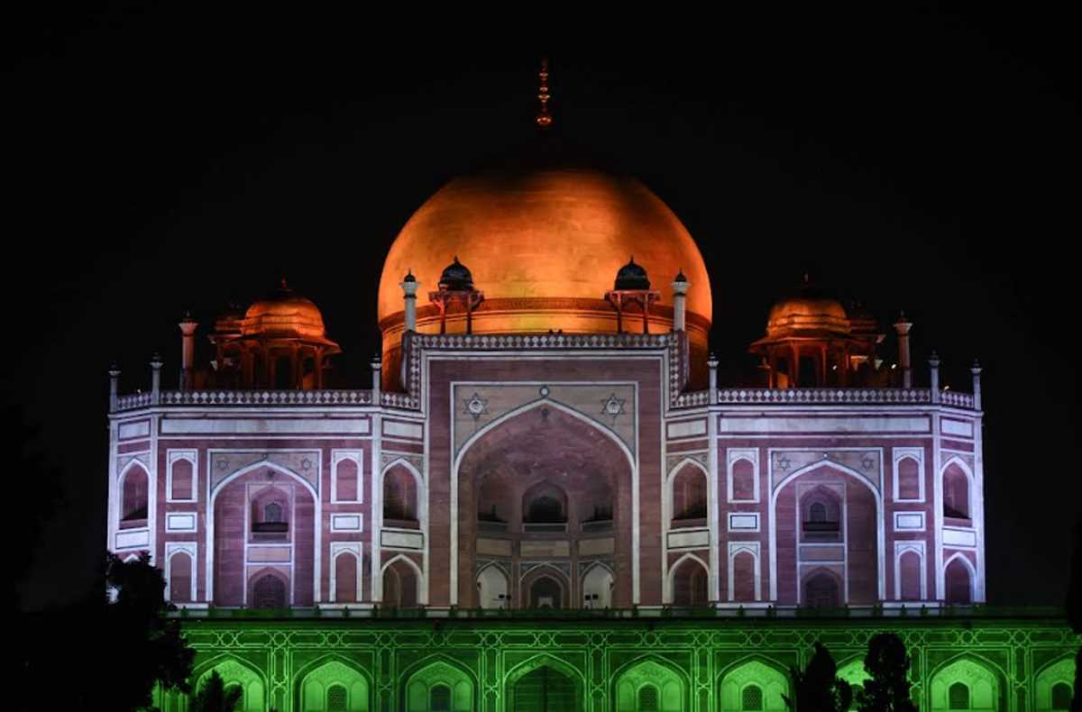 स्वतंत्रता दिवस : देशभक्ति के जोश में डूबी दिल्ली, तिरंगे से जगमगाती प्रतिष्ठित इमारतें